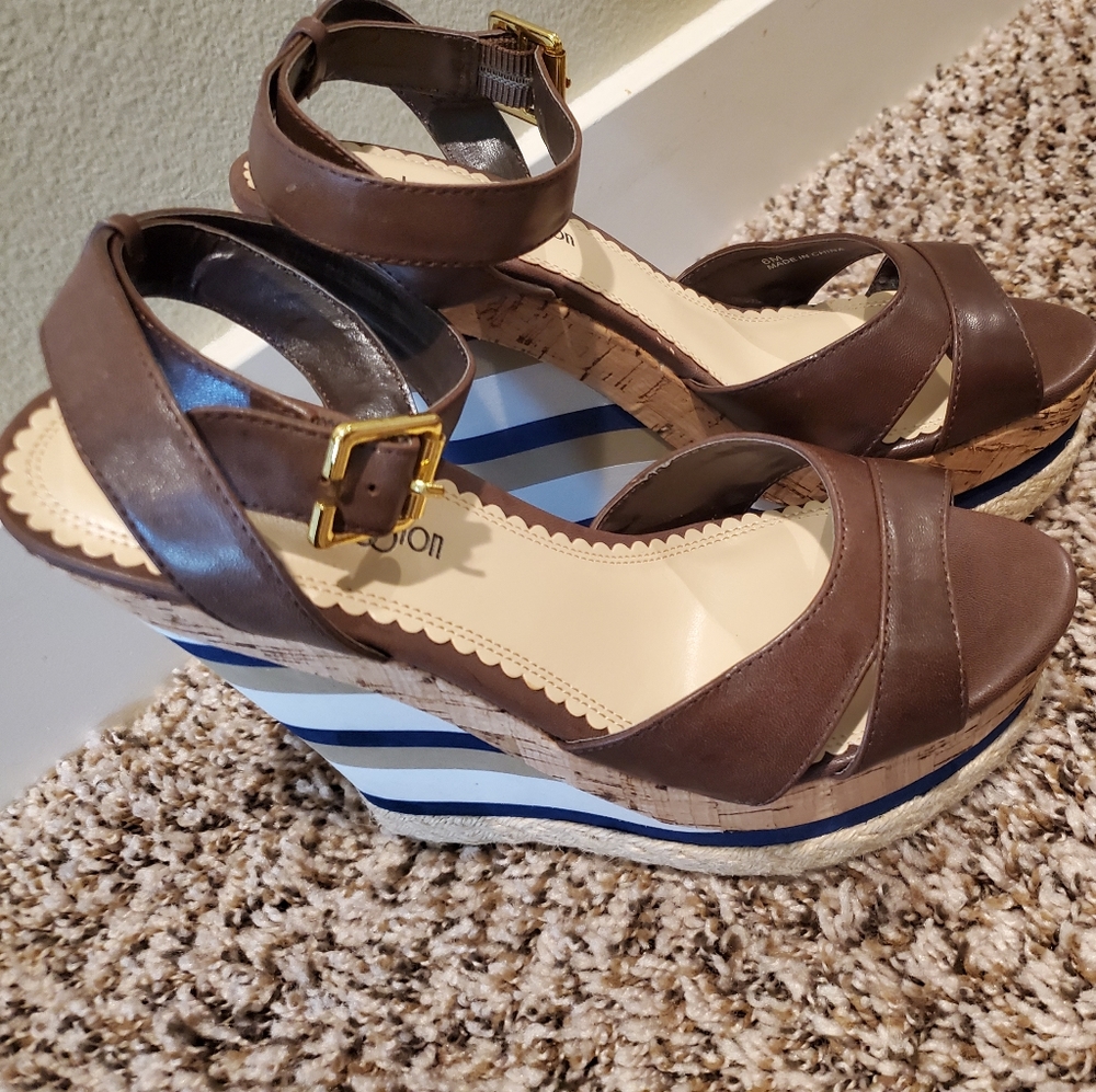Sole Obsession Risc Wedge sandal size 6